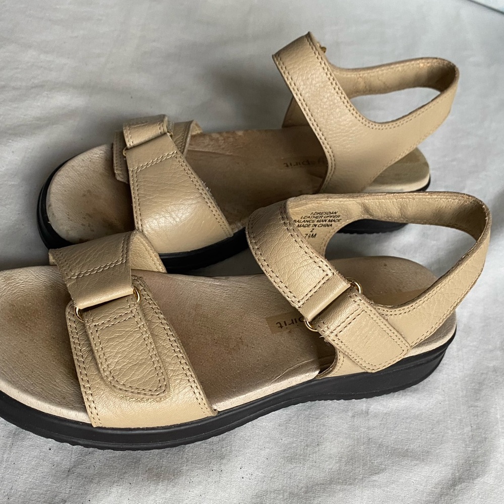 Easy Spirit Women Sandals. Size 7 1/2